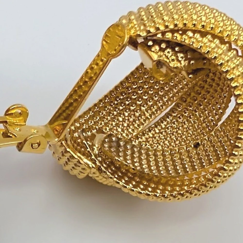VTG Norma Jean Gold Tone‎ Earrings 3D Knot Caviar Textured Clip-on Chunky 80s